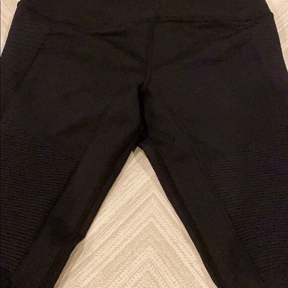 Avocado Black Textured Thick Cropped Leggings - Picture 4 of 8